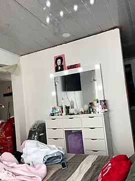 Snapshot of hannahb-e chatting on 09.12.25 hannahb-e online show from 09.12.25