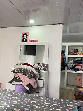 Snapshot of hannahb-e chatting on 09.22.25 hannahb-e online show from 09.22.25