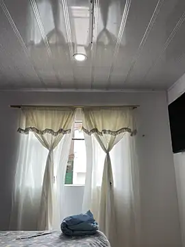 Snapshot of hannahb-e chatting on 11.05.25 hannahb-e online show from 11.05.25