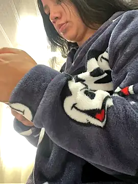 Snapshot of hannahb-e chatting on 11.12.25 hannahb-e online show from 11.12.25