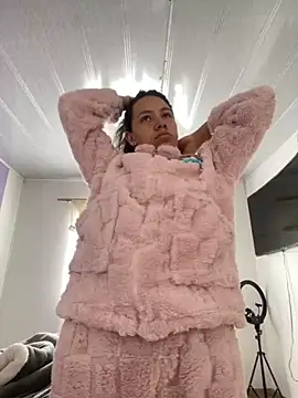 Snapshot of hannahb-e chatting on 11.20.25 hannahb-e online show from 11.20.25