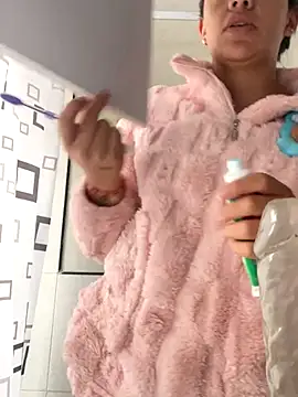 Snapshot of hannahb-e chatting on 11.24.25 hannahb-e online show from 11.24.25