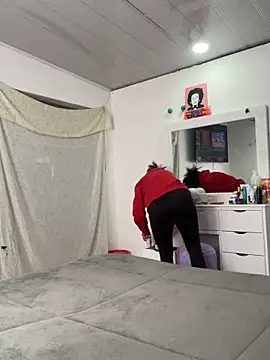 Snapshot of hannahb-e chatting on 11.25.25 hannahb-e online show from 11.25.25