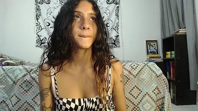 Snapshot of AlinaWoolf_ chatting on 12.11.24 AlinaWoolf online show from 12.11.24