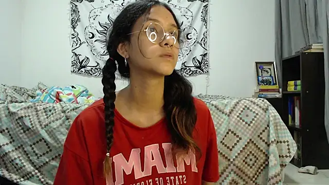 Snapshot of AlinaWoolf_ chatting on 02.25.25 AlinaWoolf online show from 02.25.25