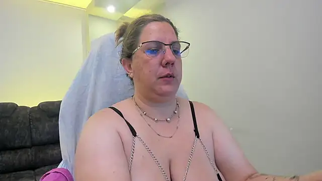 katie joness  online show from 09.10.25