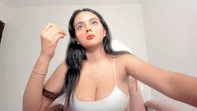 Snapshot of Sarah_angell chatting on 10.17.25 Sarah angell online show from 10.17.25