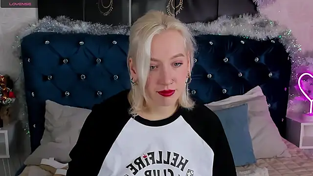 Snapshot of RachelCart chatting on 01.07.25 RachelCart online show from 01.07.25