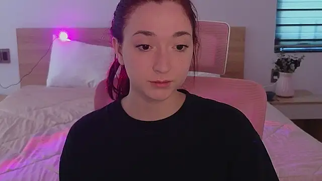 Snapshot of YasmineWest chatting on 04.25.26 YasmineWest online show from 04.25.26