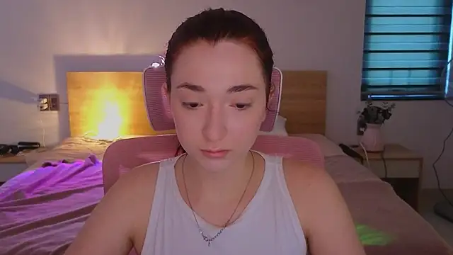 Snapshot of YasmineWest chatting on 04.29.26 YasmineWest online show from 04.29.26