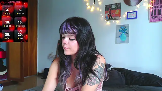 Snapshot of purple_em69 chatting on 12.21.24 purple em69 online show from 12.21.24