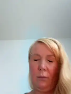 EmmaInLove23 online show from 10.04.25