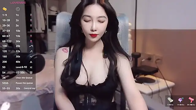 Snapshot of vyizh- chatting on 12.27.24 vyizh- online show from 12.27.24