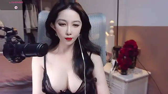 Snapshot of vyizh- chatting on 01.13.25 vyizh- online show from 01.13.25