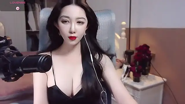 Snapshot of vyizh- chatting on 01.15.25 vyizh- online show from 01.15.25