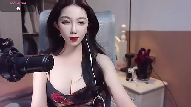 Snapshot of vyizh- chatting on 01.16.25 vyizh- online show from 01.16.25