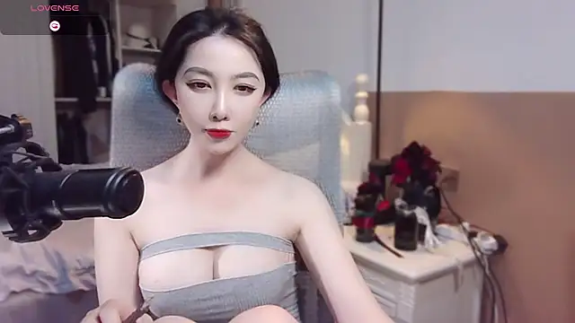 Snapshot of vyizh- chatting on 01.24.25 vyizh- online show from 01.24.25