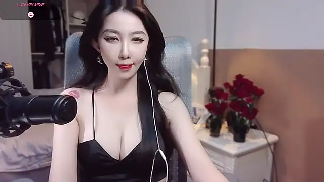 Snapshot of vyizh- chatting on 01.24.25 vyizh- online show from 01.24.25