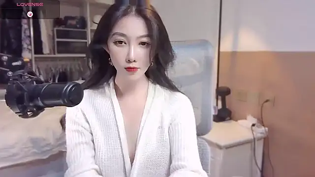 Snapshot of vyizh- chatting on 02.19.25 vyizh- online show from 02.19.25