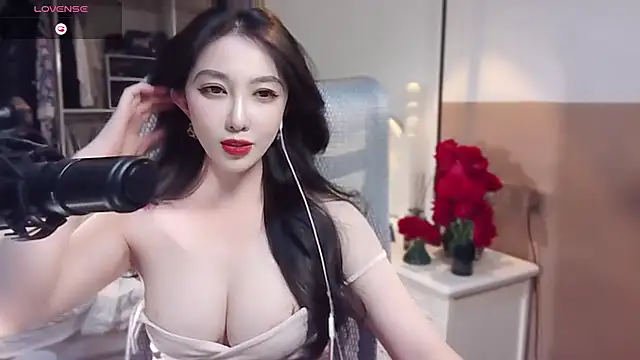 Snapshot of vyizh- chatting on 02.25.25 vyizh- online show from 02.25.25