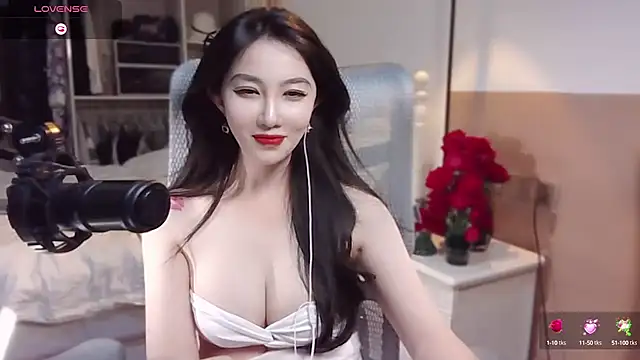 Snapshot of vyizh- chatting on 02.26.25 vyizh- online show from 02.26.25