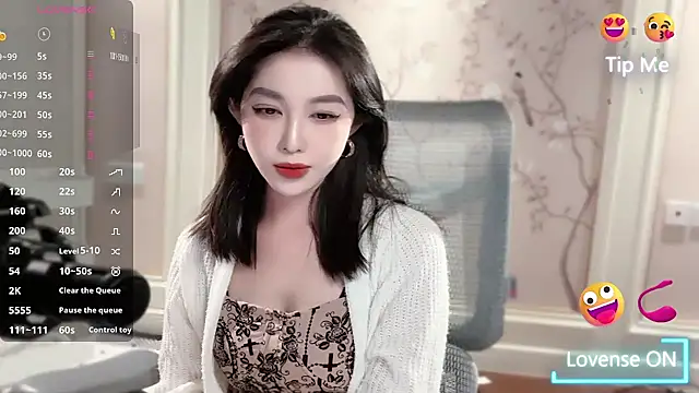 Snapshot of vyizh- chatting on 10.20.25 vyizh- online show from 10.20.25