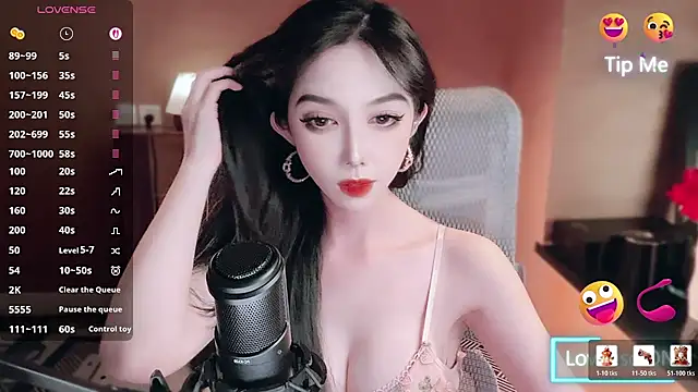 Snapshot of vyizh- chatting on 06.22.26 vyizh- online show from 06.22.26
