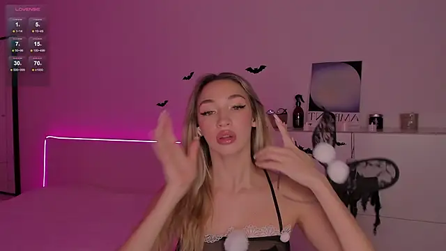 Snapshot of bailey_kat chatting on 10.31.25 bailey kat online show from 10.31.25