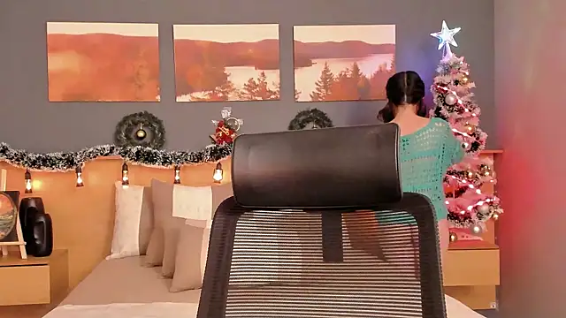 Snapshot of LiliJones_ chatting on 12.13.24 LiliJones online show from 12.13.24