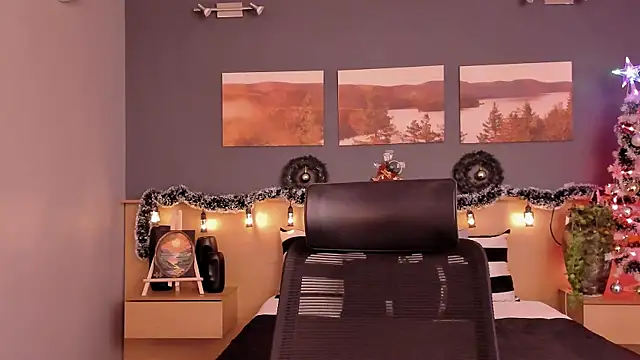 Snapshot of LiliJones_ chatting on 12.16.24 LiliJones online show from 12.16.24