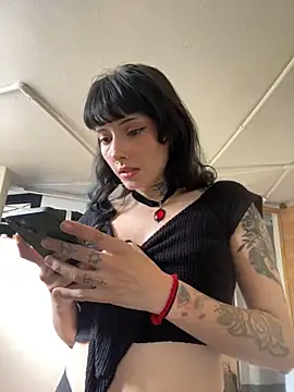 Snapshot of LiliJones_ chatting on 10.21.25 LiliJones online show from 10.21.25