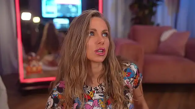 Snapshot of eva_fashionista chatting on 11.06.25 eva fashionista online show from 11.06.25