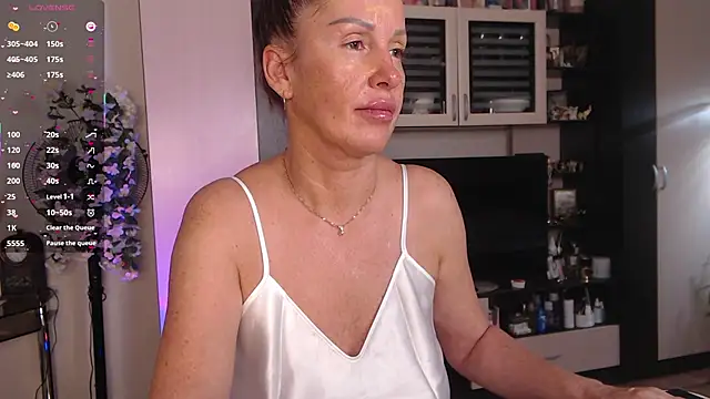 Snapshot of SheilaRyan chatting on 11.11.25 SheilaRyan online show from 11.11.25