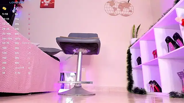 Snapshot of Itzeldreams chatting on 12.13.24 Itzeldreams online show from 12.13.24