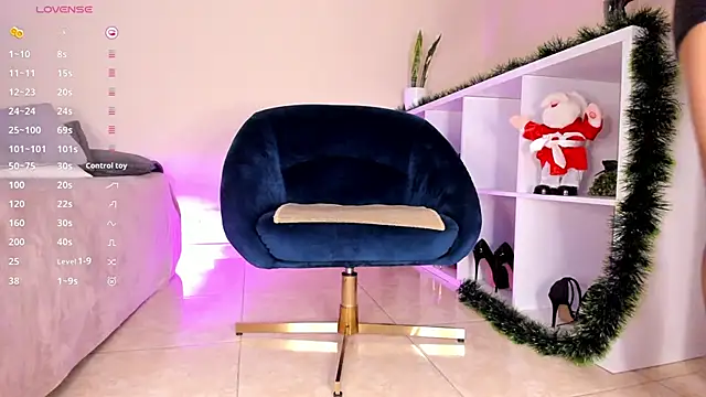 Snapshot of Itzeldreams chatting on 12.20.24 Itzeldreams online show from 12.20.24