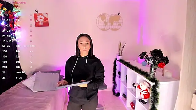 Snapshot of Itzeldreams chatting on 12.28.24 Itzeldreams online show from 12.28.24