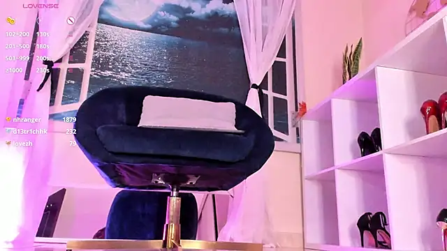 Snapshot of Itzeldreams chatting on 02.08.25 Itzeldreams online show from 02.08.25