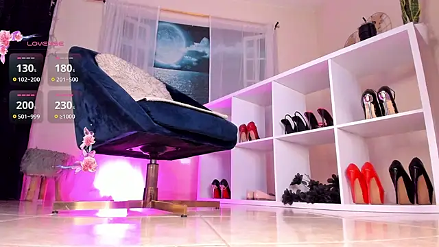 Snapshot of Itzeldreams chatting on 12.02.25 Itzeldreams online show from 12.02.25