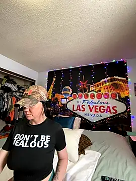 Snapshot of SidneyRaee chatting on 12.02.24 SidneyRaee online show from 12.02.24