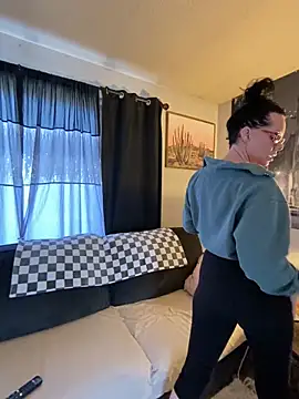 Snapshot of SidneyRaee chatting on 12.10.24 SidneyRaee online show from 12.10.24