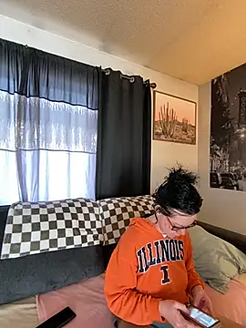 Snapshot of SidneyRaee chatting on 12.17.24 SidneyRaee online show from 12.17.24