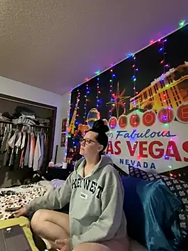 Snapshot of SidneyRaee chatting on 12.26.24 SidneyRaee online show from 12.26.24