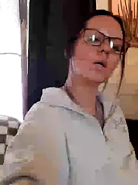 Snapshot of SidneyRaee chatting on 03.18.25 SidneyRaee online show from 03.18.25