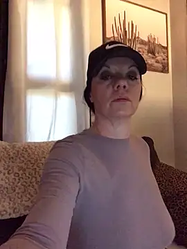 Snapshot of SidneyRaee chatting on 10.10.25 SidneyRaee online show from 10.10.25