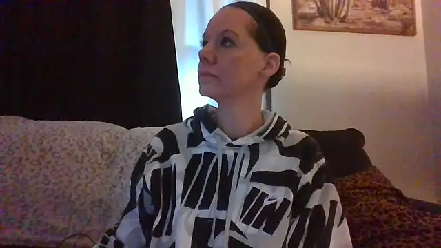 Snapshot of SidneyRaee chatting on 10.11.25 SidneyRaee online show from 10.11.25