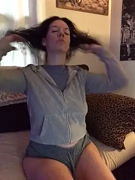 Snapshot of SidneyRaee chatting on 10.21.25 SidneyRaee online show from 10.21.25