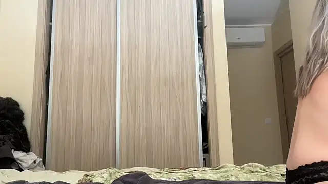 Snapshot of naughtyhollyxxxx chatting on 10.08.25 naughtyhollyxxxx online show from 10.08.25