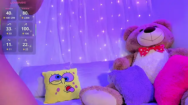 Snapshot of moll1e_ chatting on 11.08.25 moll1e online show from 11.08.25