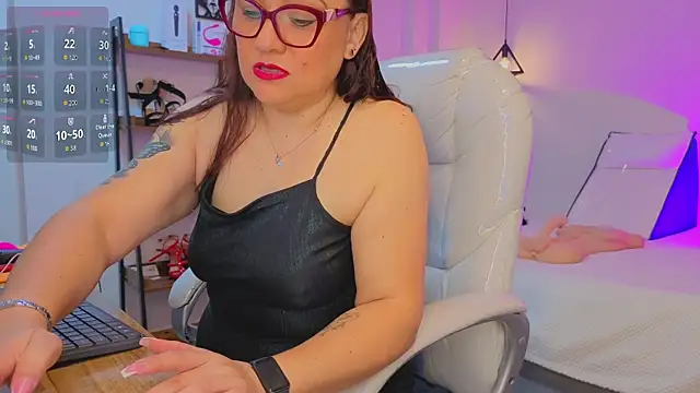 lady nylon  online show from 11.16.25