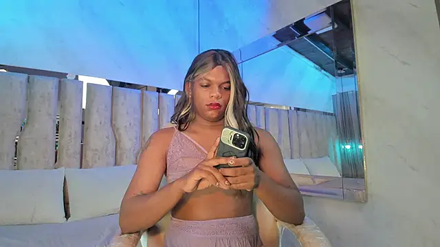 Snapshot of ari_monet chatting on 05.28.26 ari monet online show from 05.28.26